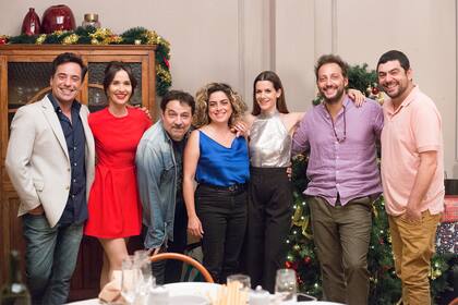 Violeta Urtizberea y Fernán Mirás junto al elenco de la película Casi Muerta: Natalia Oreiro, Diego Velázquez, Paola Barrientos, Alberto Ajaka y Ariel Staltari