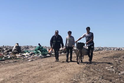 Violeta y sus hijos vuelven del basural a su casa cerca del mediodía, para preparar la comida y llevar a los más chicos al colegio