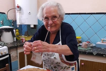 Con 88 años, Violetta Fantini comenzó a contar en video las recetas que cocinó toda la vida desde YouTube con la ayuda de su nieta Sol