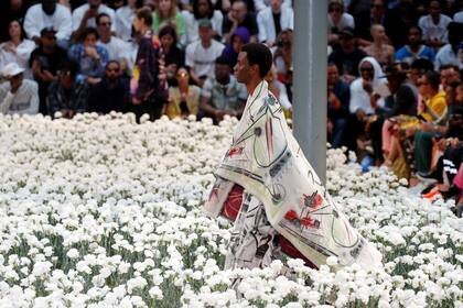 Virgil Abloh eligió desfilar sus creaciones por un campo de flores blancas