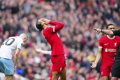 Virgil van Dijk no puede creer el nuevo golpe que recibió Liverpool en Anfield. (AP Photo/Jon Super)�