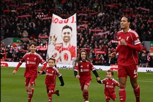 Un tributo a la vida: los hijos de Diogo Jota entraron al campo de juego antes de la victoria de Liverpool