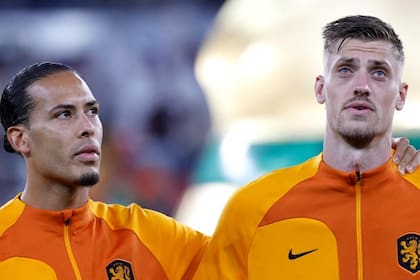 Virgil van Dijk y Andries Noppert de Holanda durante los himnos nacionales antes del partido