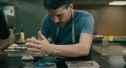Virgilio Martínez en plena creación gastronómica