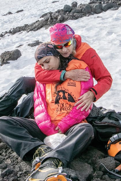 Virgina abraza a su hija Sol, fruto de su matrimonio con el productor Coco Fernández. “Ella estudia Diseño Industrial y tenía que presentar unos finales en la facultad. Para poder hacerlo casi no durmió en las semanas anteriores al ascenso al Lanín, porque no quería perdérselo", cuenta su madre.