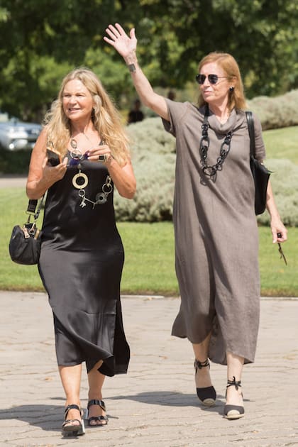 Virginia Blaquier, ahijada de Carlos Pedro camina junto a Felisa Larivière de Blaquier, que saluda a unos amigos.