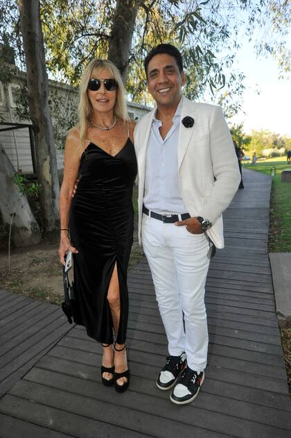 Virginia Elizalde y Coco Fernandez complementaron un perfecto black & white: ella lució un vestido negro con breteles finos color plata y unas sandalias, mientras que él optó por un jean y una camisa blanca