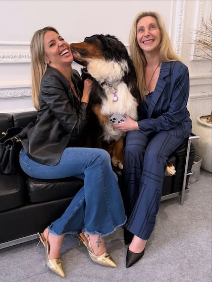 Virginia Gallardo con Karina Milei y el perro Thor