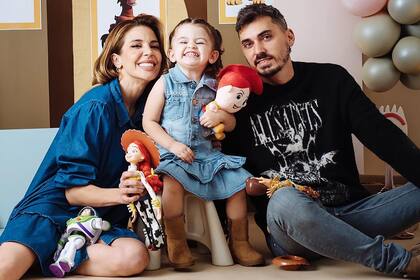 Virginia Gallardo junto a Rojas y su hija