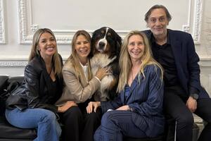 Virginia Gallardo, Karen Reichardt, Karina Milei y Tronco con Thor, el perro de la Casa Rosada