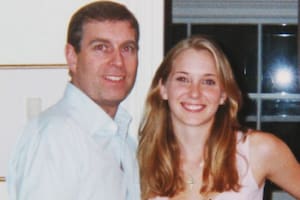 Virginia Giuffre, entonces llamada Roberts, fotografiada con el príncipe Andrés en Londres en 2001.