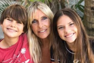 Virginia junto a sus primeros nietos, Kayla y Niko, que viven en Cancún hace dieciséis años.