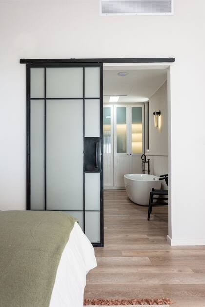 Virginia logró convencer a su marido de quitar placard para colocar la bañera