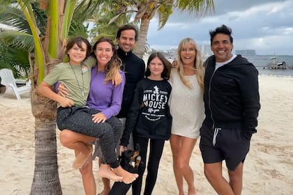 Virginia y Coco junto a Catalina, su marido Martín Benítez, y sus nietos Kayla y Niko.