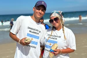 Historias de argentinos que viven en playas de Brasil y venden empanadas y sándwiches de milanesa