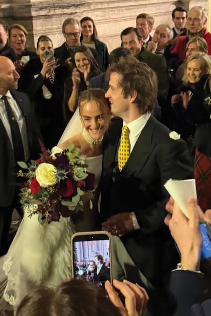 Virginia y
Frankie, saludando en
el atrio