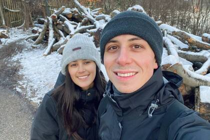 Virginia y Gastón sonríen para una selfie con fondo nevado en Dinamarca