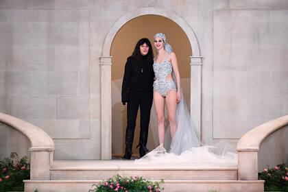 Virginie Viard, mano derecha de Lagerfeld, salió a saludar en lugar del modisto, que lo hacía desde hace décadas, hoy ya se dice que es su sucesora