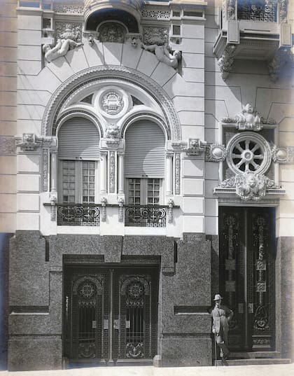 Virginio Colombo posa en el Palacio Lagomarsino, actual Casa de San Luis, en Azcuénaga 1083.