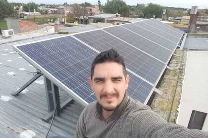 Visentini puso paneles solares en el techo de su casa