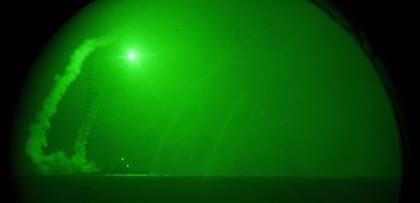 Visión de lentes nocturnos desde el barco transportador USS Ponce de un misil Tomahawk lanzado desde el USS Barry