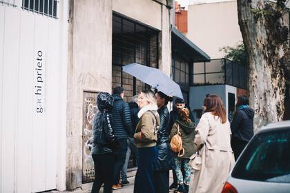 Visita a la galería Gachi Prieto durante el circuito de Palermo (foto: Andrea Massinelli)