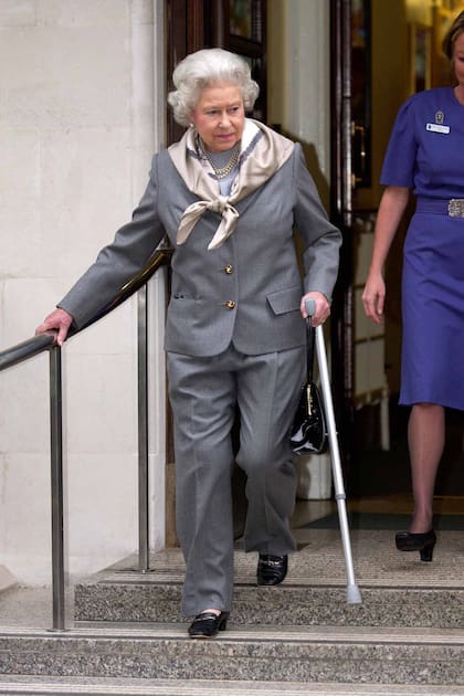 VISITA AL HOSPITAL. La Reina sale del hospital Eduardo VI, tras una cirugía de rodilla en la que le extirparon un cartílago desgarrado en 2003. Salvo por algunos problemas menores, la monarca gozó siempre de buena salud.