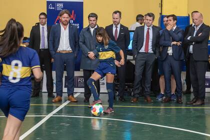 El príncipe heredero Federico de Dinamarca durante una visita al Club Atlético Boca Juniors 