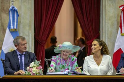  La reina Margarita visita la camara de Senadores del Congreso de la Nación
