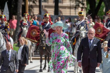 Visita de Estado de la Reina Margarita de Dinamarca. Ofrenda floral al monumento del General San Martín.