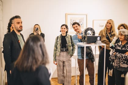 Visita guiada del curador Javier Villa en la exhibición de Emilio Renart en galería Del Infinito (foto: Andrea Massinelli)