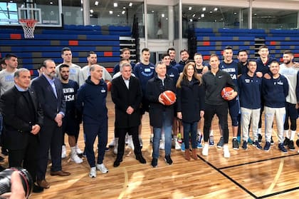 Visita oficial de Mauricio Macri y María Eugenia Vidal a la selección masculina, durante la preparación previa al los Panamericanos realizada en Bahía Blanca. A la derecha de Sergio Hernández se ubica Federico Susbielles (de barba), presidente de la CABB.
