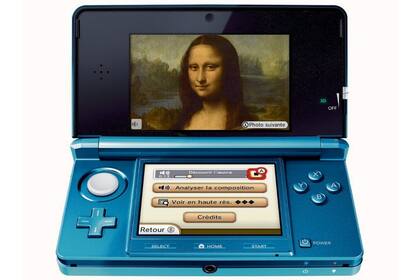Visitante del Louvre con sus Nintendo 3DS
