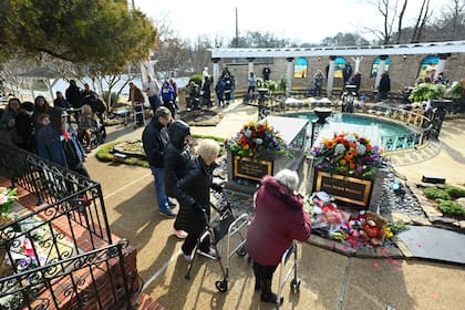 Visitantes a Graceland pasan por la tumba de Lisa Marie Presley su hijo  Benjamin Keough 