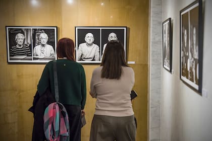 Visitantes de la Fotogalería ante los retratos de Arturo Bonín en "Un instante sin Dios", dirigida por Daniel Dalmaroni, y Rafael Bruza en "Terrenal", con dirección de Mauricio Kartun