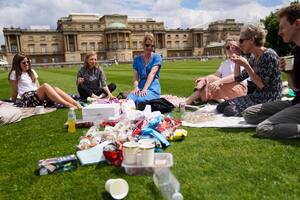 Oportunidad única: por primera vez, la reina Isabel abre sus jardines al público para hacer picnic