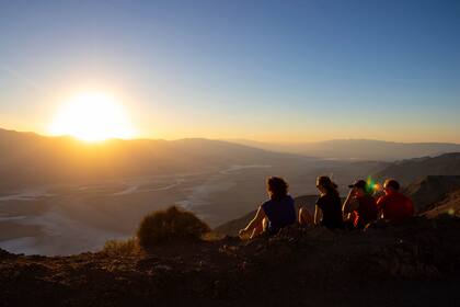 Visitantes observan el atardecer en el Parque Nacional del Valle de la Muerte, California (Archivo AP Foto/Ty ONeil)