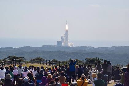 Visitantes observan el lanzamiento del cohete "H3", un cohete japonés de nueva generación que transporta el satélite óptico avanzado "Daichi 3", en el Centro Espacial de Tanegashima en Kagoshima, suroeste de Japón, el 7 de marzo de 2023.