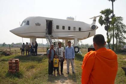 Visitantes tomando fotografías frente a la "casa del avión" (Foto:Reuters)