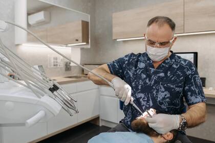 Visitar al dentista es crucial para tener una buena salud bucal (Foto Pexels)