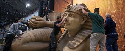 Visitar la fábrica del Teatro Colón es una salida para que los chicos conozcan como es la producción de nivel internacional junto con los ancestrales oficios del teatro