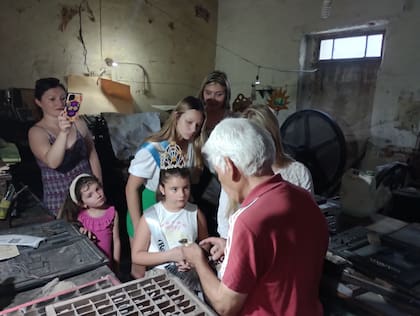 Visitas a la sede del periódico La Idea, de Cruz del Eje, donde se puede conocer la antigua máquina de impresión tipográfica