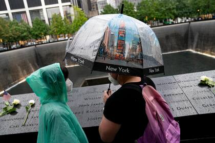Visitas al memorial del atentado del 11 de Septiembre, el 9 de septiembre de 2021 (AP /John Minchillo)