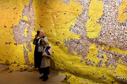 La República de Ghana participa por primera vez con pabellón propio en la Bienal de Venecia, con una muestra colectiva inspirada en la libertad. Curada por Nana Oforiatta Ayim, incluye obra del célebre El Anatsui