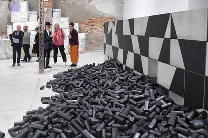 El Universo encogiéndose, obra de la artista Eva Rothschild, en el pabellón de Irlanda