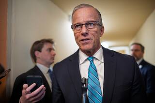 Vislumbran acuerdo para financiar el DHS mientras se agravan las esperas en los aeropuertos