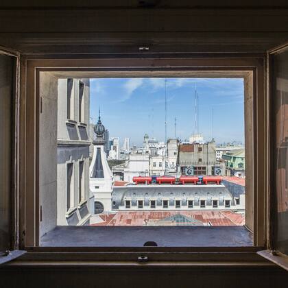 Vista a la famosa esfera de hierro que corona el edificio de comenzó en 1912 como la Compañía Argentina de Navegación Nicolás Mihanovich Ltda.