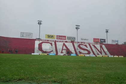 Vista a ras del césped del estadio de la Ciudadela, de San Martín de Tucumán.