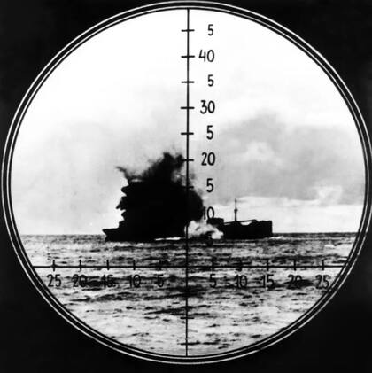 Vista a través del periscopio: un barco que se hunde tras ser alcanzado por un torpedo de un U-boat en 1942