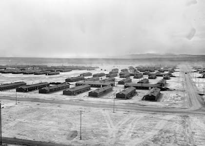 Vista aérea de 1942 muestra el centro de reubicación de Topaz, en Utah. El centro se convirtió en el hogar temporal de 9000 japoneses-estadounidenses que fueron expulsados por la fuerza de las zonas de la costa oeste de Estados Unidos. El campo fue cerrado en octubre de 1945